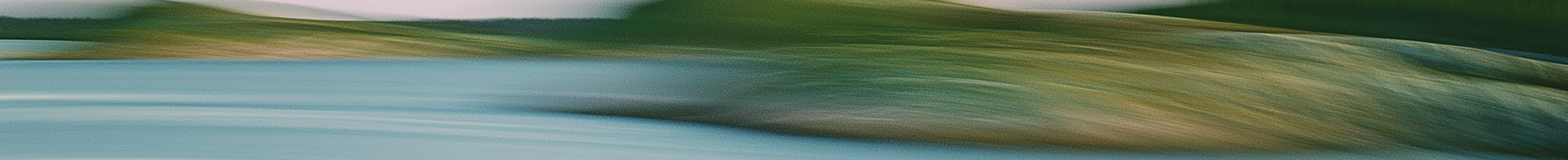 Pannelli solari in un prato verde