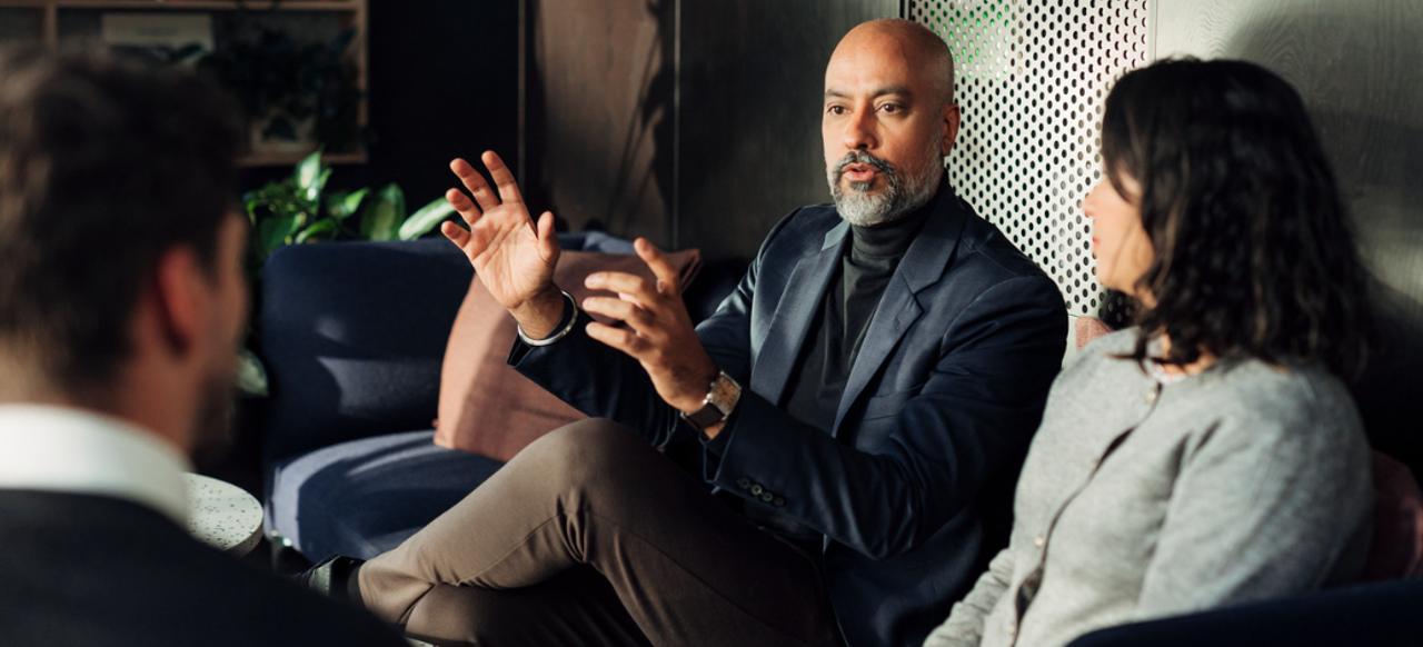 Persone sedute in ufficio che parlano