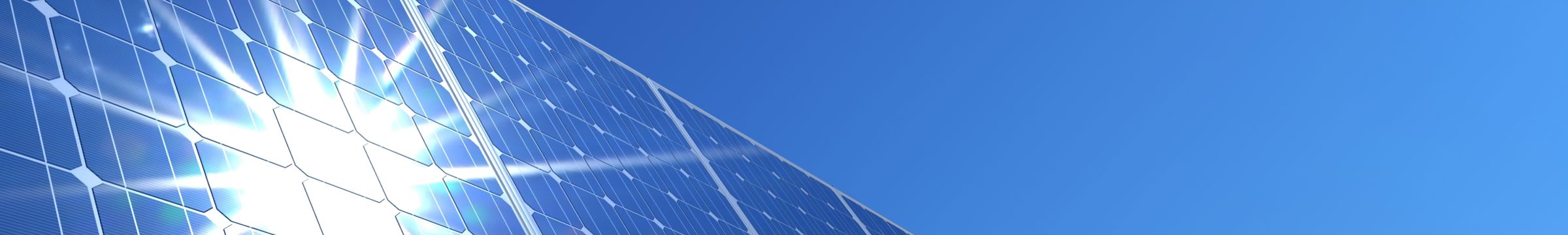 Pannello fotovoltaico blu con riflesso del raggio di sole