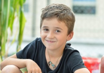 Bambino seduto che sorride (Photo: Eduard Pagria)