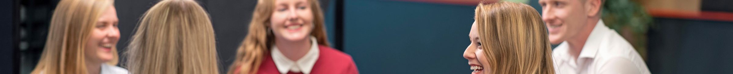 Team di donne e uomini in ufficio che sorridono